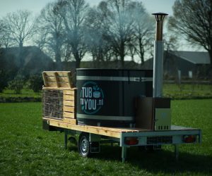 Close-up van mobiele hottub van Tubtoyou terwijl de kachel haardhout aan het verbranden is