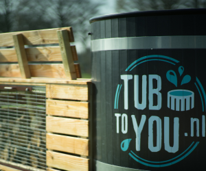 Deze foto geeft een close-up weer van de hottub en het logo van Tubtoyou